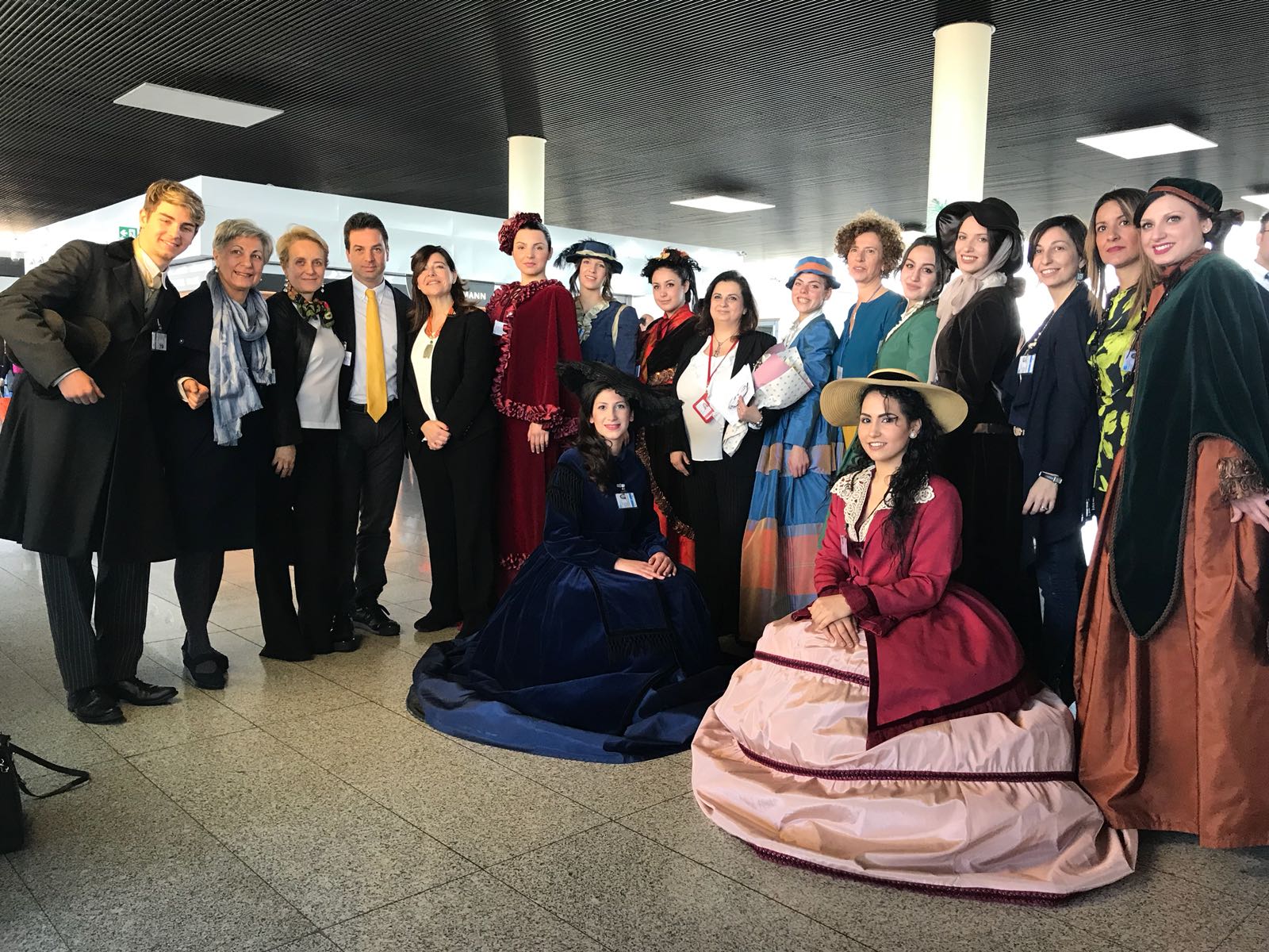 Flash mob alle Partenze con le alunne dei corsi di Alternanza Scuola Lavoro